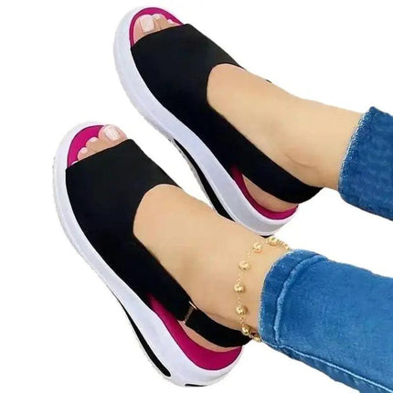 Sandalia Liviana Plus negra y fucsia para mujer, diseño abierto, plataforma ligera, ideal talles grandes, verano, comodidad.