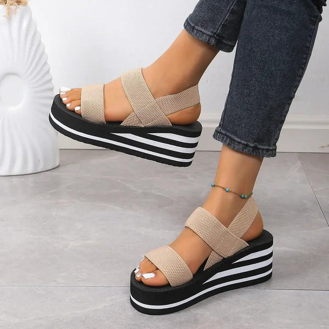 Sandalia Suela Soft mujer beige con plataforma gruesa negra y rayas, ideal para verano y salidas informales.