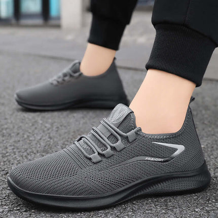 Zapatilla urbana gris para hombre, malla texturizada, suela de PVC liviana, ideal para caminar en la ciudad.
