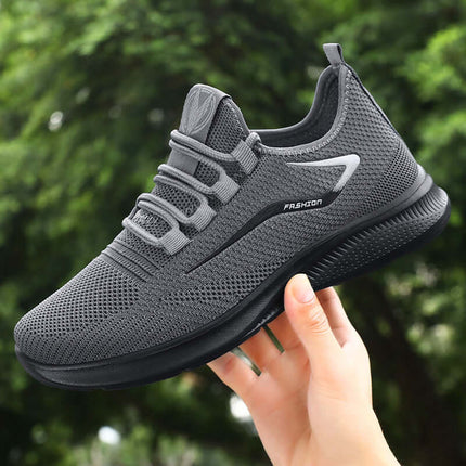 Zapatilla urbana gris de malla, ideal para el público urbano argentino, fabricada en PVC liviano y flexible.