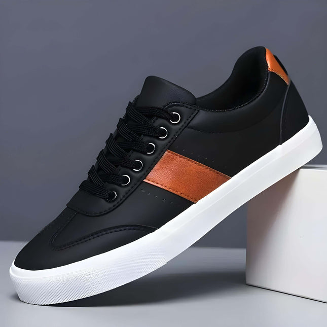 Zapatillas casual de cuero negro con detalles marrones y suela blanca para hombres, estilo y comodidad diaria.