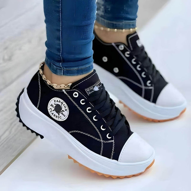 Zapatillas GlowUp negras y blancas con suela plataforma y detalles neón para jóvenes, diseño urbano y moderno.