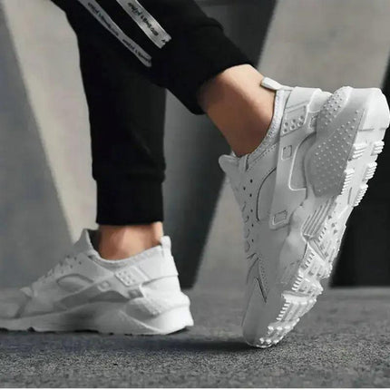 Zapatillas blancas de hombre Street Air, livianas y versátiles, ideales para uso urbano. Material resistente y diseño moderno.