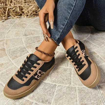 Zapatillas de mujer estilo urbano, cuero PU, estampado leopardo en negro y beige, tendencia moda 2025.
