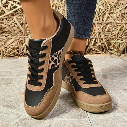 Zapatillas de mujer estilo urbano con diseño de leopardo en cuero PU, tendencia 2025, color marrón y negro.