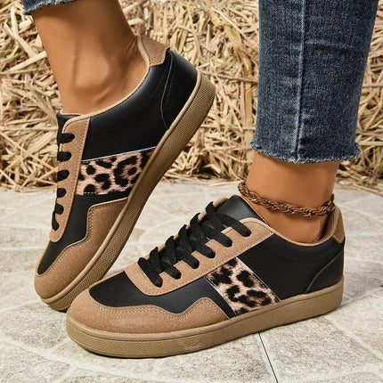 Zapatillas leopardo para mujer, cuero PU, negro y marrón, estilo urbano, tendencia 2025, moda cómoda.