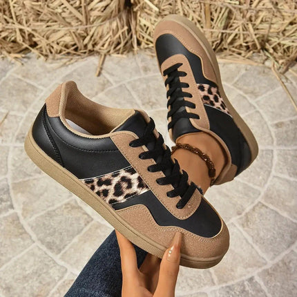Zapatillas leopardo mujer de cuero PU, estilo urbano, color beige y negro. Diseño exclusivo para amantes de la moda.