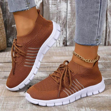 Zapatillas mujer Zenithi de malla marrón, cómodas y transpirables, con suela blanca flexible, para uso diario.