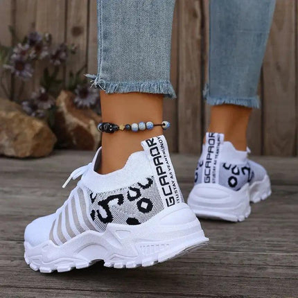 Zapatillas blancas WildFit Mujer, tejido knit elástico, diseño animal print, calzado cómodo y con estilo.