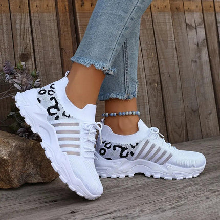 Zapatillas mujer WildFit blancas, tejido knit elástico, detalle animal print, comodidad y estilo urbano.