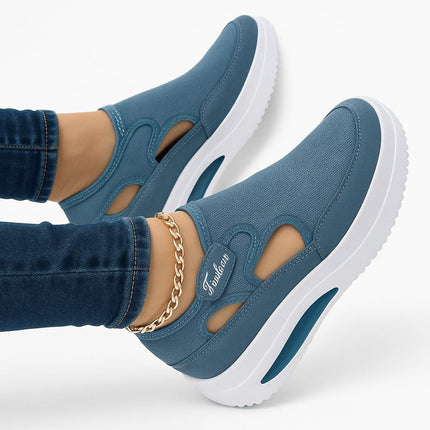 Zapatillas flexibles de tela azul para mujeres, con diseño moderno y suela blanca, ideales para uso diario.