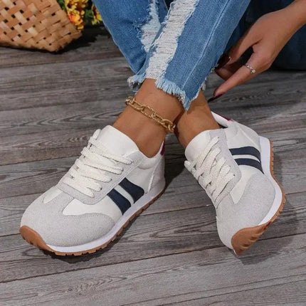 Zapatillas deportivas blancas y gris con tela transpirable para mujer, diseño moderno y versátil, ideal para uso diario.