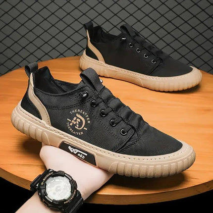 Zapato Street Core urbano en negro y beige, tejido fly-knit transpirable, diseñado para estilo y confort diario masculino.