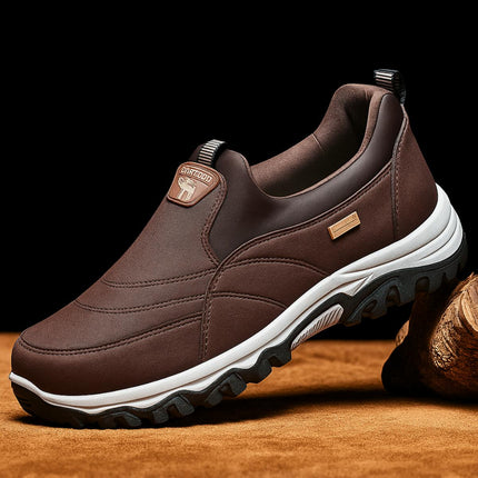 Zapato Trail Grip marrón para hombre, suela flexible y resistente, diseño transpirable y puntera protectora, ideal para todo terreno.