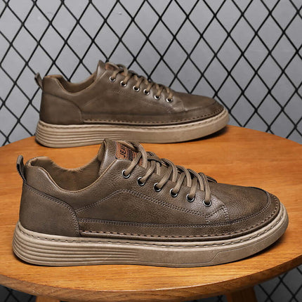 Zapato Urban Stone para hombres, cuero marrón, textura delicada, suela resistente, estilo urbano elegante.