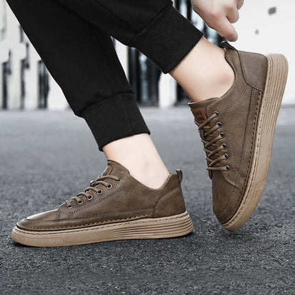 Zapatillas Urban Stone marrones para hombres, de cuero flexible con suela resistente y diseño moderno urbanos.