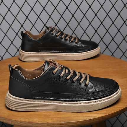 Zapato Urban Stone para hombre, cuero negro con suela resistente beige, diseño moderno y funcional.