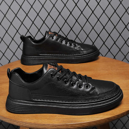 Zapato Urban Stone negro para hombres, con parte superior de cuero texturizado y suela resistente al desgaste.