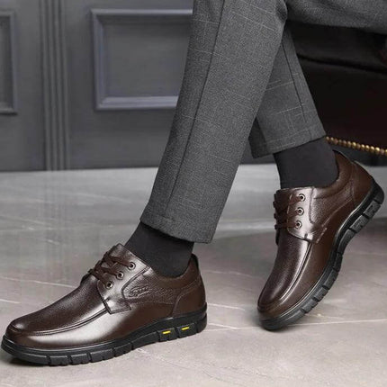 Zapatos de cuero genuino marrón para hombre, estilo casual formal para uso diario, combinados con trajes grises.