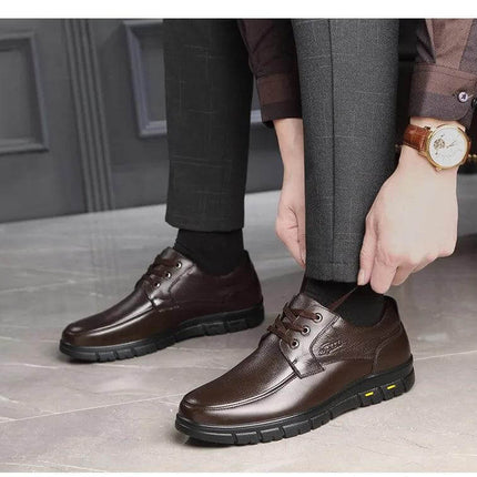 Zapatos de cuero genuino marrón para hombre, combinan comodidad y estilo diario perfecto.