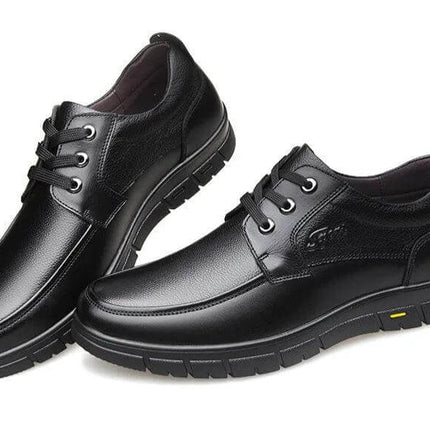 Zapatos de cuero genuino para hombre en color negro, diseño elegante y cómodo para uso diario.