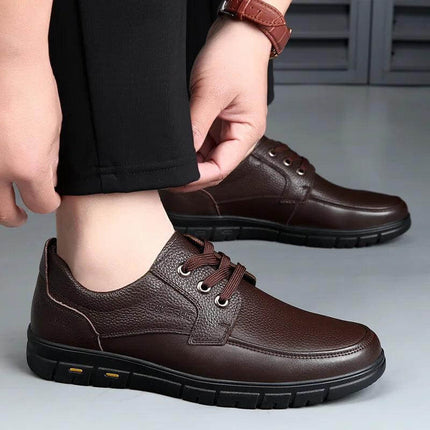 Zapatos de cuero genuino para hombre, color marrón oscuro, con diseño cómodo y elegante para uso diario.