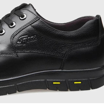Zapato de cuero genuino negro para hombre, estilo casual con detalles modernos y confort diario.
