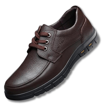 Zapato de cuero genuino marrón para hombre, estilo casual y confort diario.