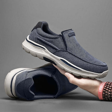 Zapatos de lona sin cordones azul para hombre, material transpirable con suelas antideslizantes, estilo casual y cómodo.