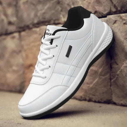 Zapatillas impermeables blancas estilo diario para hombre, diseño moderno con suela antideslizante, ideales para uso urbano.
