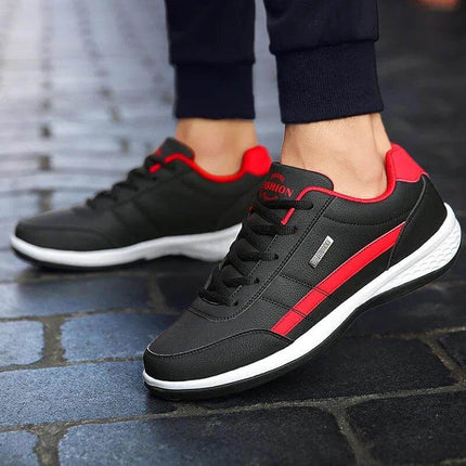 Zapatillas impermeables negras y rojas para hombre, estilo casual diario, suela blanca antideslizante ideal para lluvia.