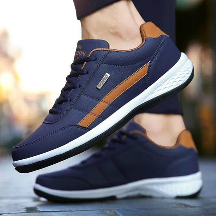 Zapatos impermeables azul y marrón para hombre, estilo diario, con suela blanca y detalles modernos.