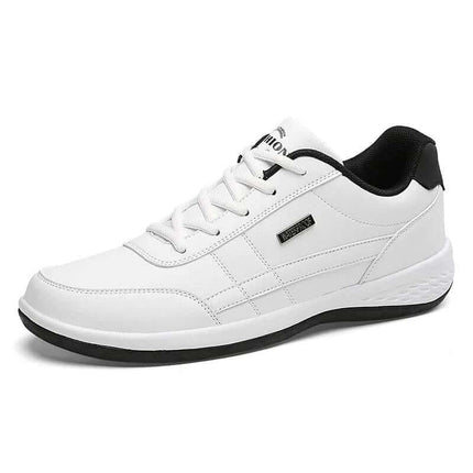 Zapato impermeable blanco para hombre, estilo casual diario, con detalles negros, ideal para el clima húmedo.