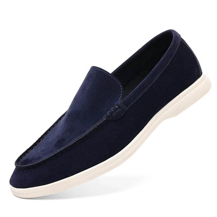 Zapato informal sin cordones para hombre, color azul oscuro, material gamuza, suela blanca, estilo casual y cómodo.