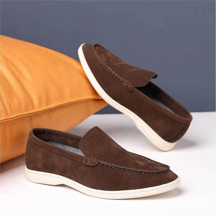 Zapatos informales sin cordones de cuero marrón para hombre, diseño cómodo y elegante con bordes redondeados.