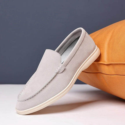 Zapato informal sin cordones gris claro para hombre, material de gamuza, cómodo y con diseño moderno.