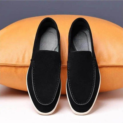 Zapatos informales negros sin cordones para hombres, diseño cómodo con suela blanca, ideales para el uso diario.