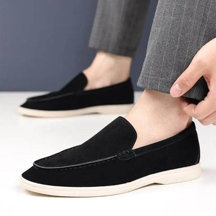 Zapatos informales sin cordones para hombre en gamuza negra, suela blanca. Elegante y cómodo, ideal para uso diario.