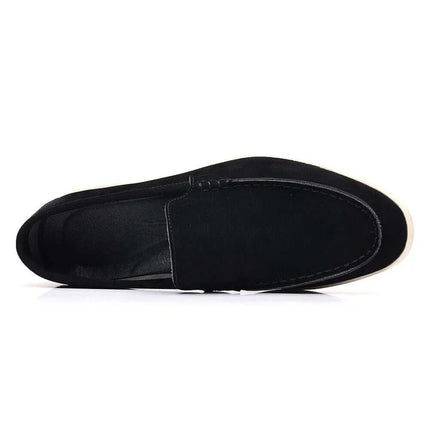 Zapato informal sin cordones para hombre, material sintético, color negro, diseño cómodo y moderno.