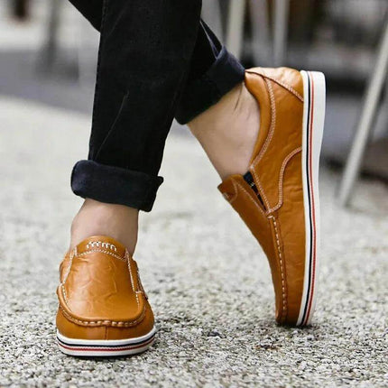 Zapatos mocasín de cuero genuino marrón para hombre en estilo casual, ideales para moda urbana. Calzado cómodo y elegante.