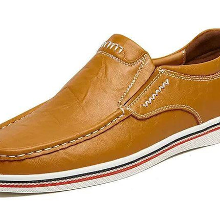 Zapato mocasín de cuero genuino marrón claro para hombre, estilo casual, con suela blanca y detalles modernos.