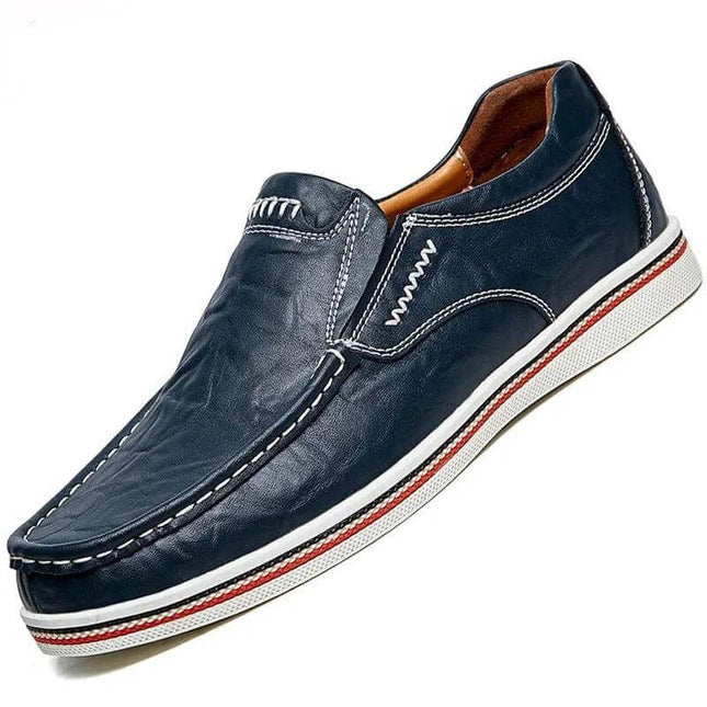 Mocasín de cuero genuino azul para hombre, estilo casual, suela blanca y detalles en rojo, diseño elegante para uso diario.
