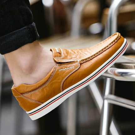 Mocasín casual de cuero genuino color marrón para hombre. Ideal para un look relajado y elegante. Zapato cómodo y estilizado.