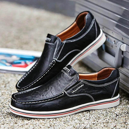Zapatos mocasín de cuero genuino negro para hombre, estilo casual con suela blanca y detalles en costura.